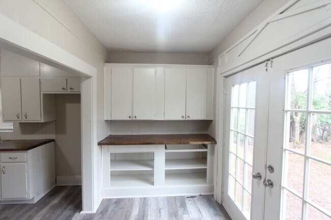 Building Photo - New On The Market and Newly Renovated!! Better Hurry!!