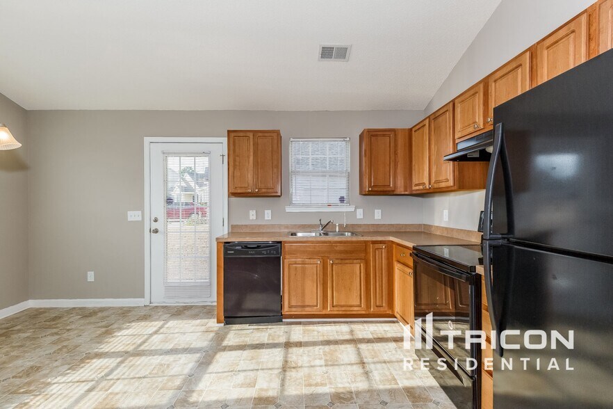 Building Photo - 429 Legend Oaks Dr