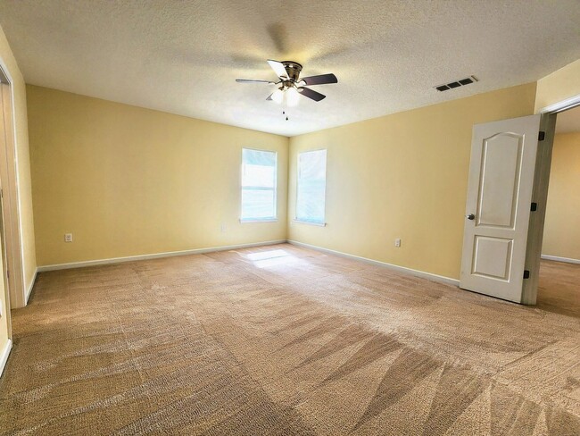 Building Photo - Small-Pet Friendly! Spacious 3/2 Home Loca...