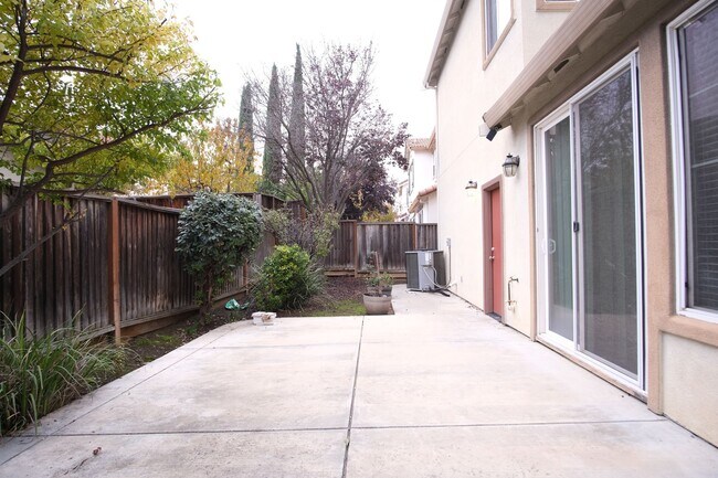 Building Photo - Charming 4-bedroom, 2.5-bathroom home