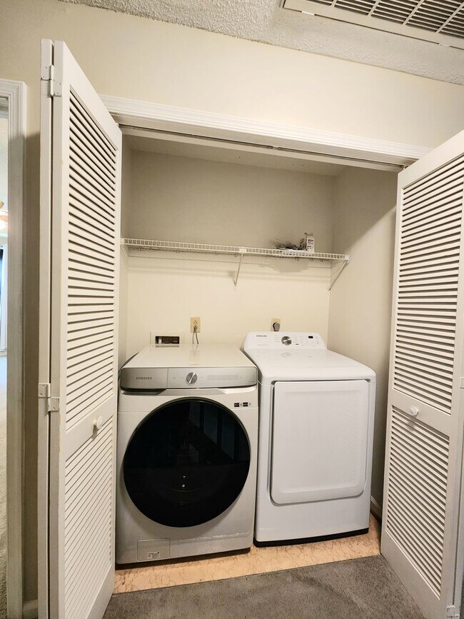 Building Photo - End Unit Townhouse in Chimny Hill