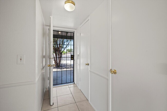 Building Photo - Eastside Spacious home