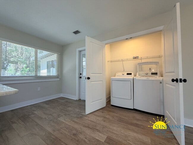 Building Photo - Fully Renovated Cul-de-sac Corner Lot Home in Fort Walton Beach!