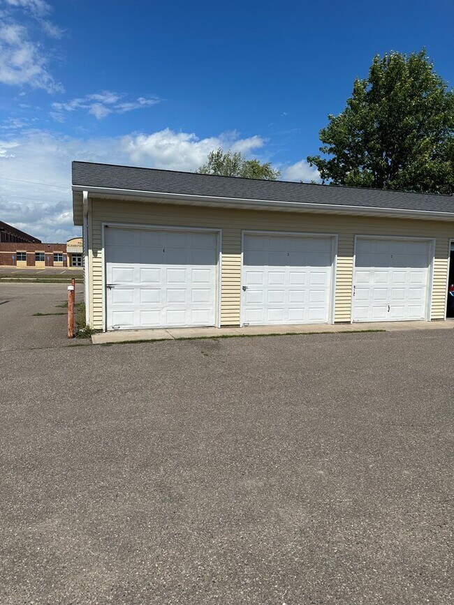 Building Photo - Two Bedroom Apartment with Detached Garage