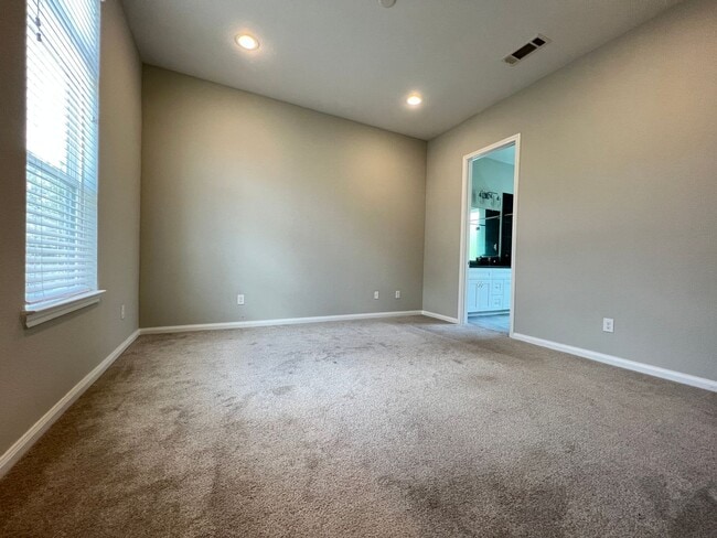 Building Photo - Introducing a stunning and impeccably main...