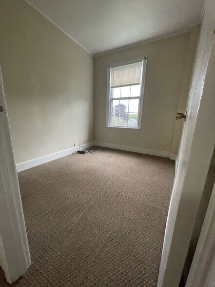 Small bedroom - 13 Center St