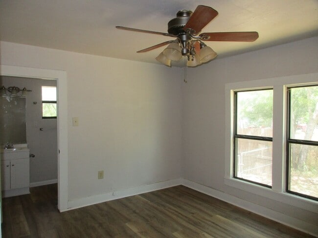 Building Photo - Charming Remodeled 2/1 Home