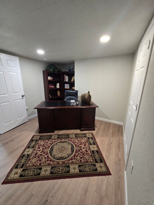 Building Photo - 2 Bed 2 Bath Basement Apartment