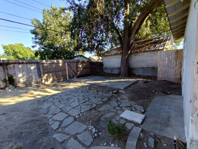 Building Photo - 210 Covena Ave