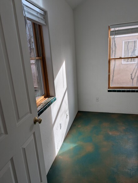 Building Photo - 718 Mountain Rd NW