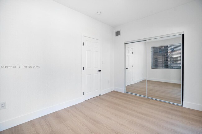 Building Photo - 629 SW 10th Ave