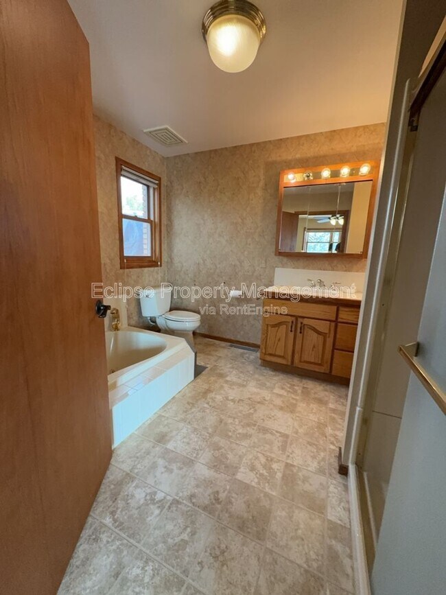 Building Photo - 2737 Sierra Vista Dr