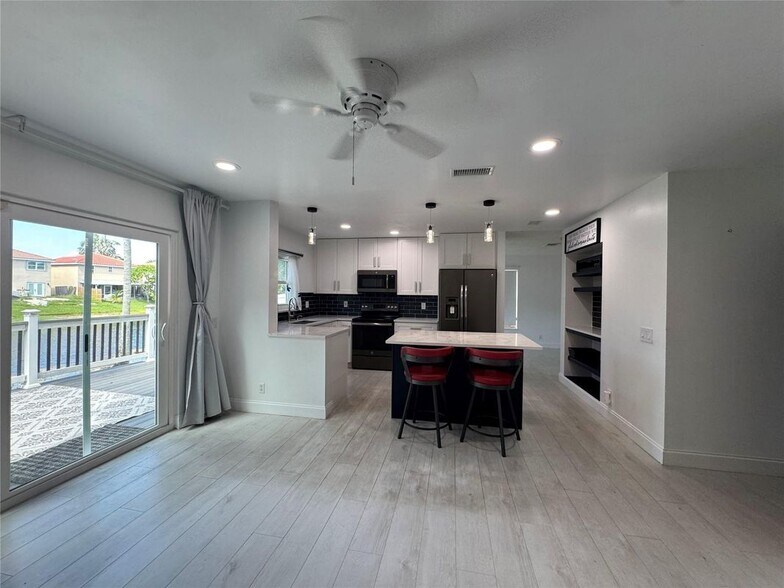 Building Photo - 7481 Santa Monica Dr