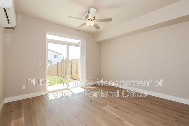 Building Photo - 512 NE Trillium Dr