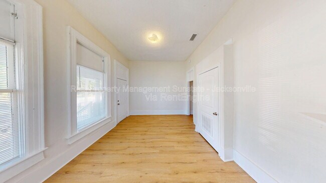 Building Photo - 2324 Moncrief Rd