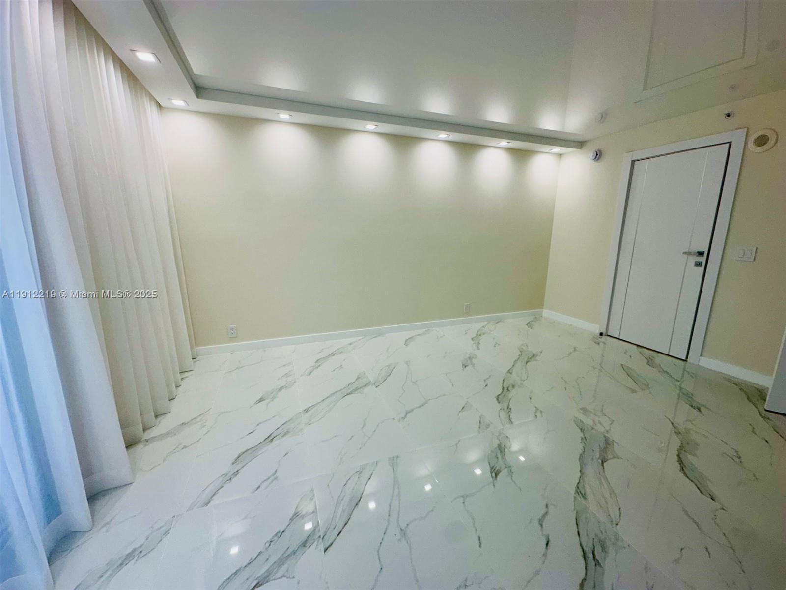 Building Photo - 3500 Mystic Pointe Dr