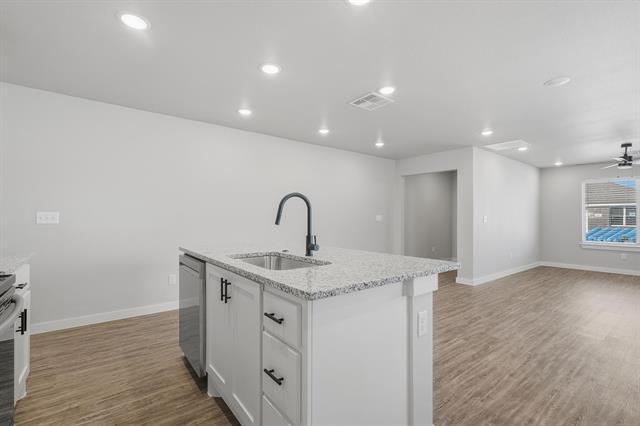 Building Photo - 3049 Glennster St