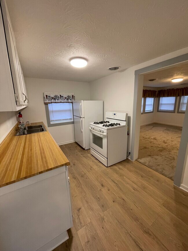 Building Photo - 148 Burkhart Ave