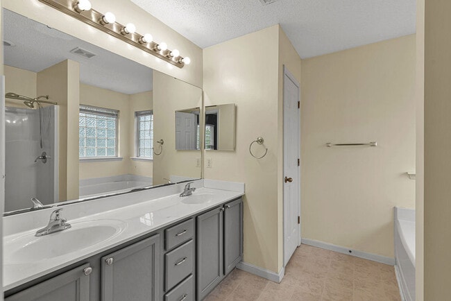 Building Photo - 106 Briar Hollow Dr