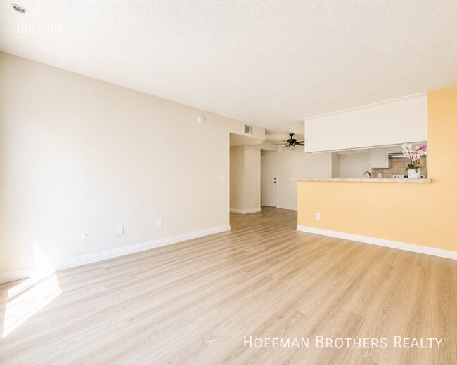 Building Photo - 9233 Van Nuys Blvd