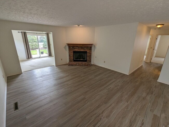 Building Photo - Spacious 3-Bedroom Ranch with Private Mast...