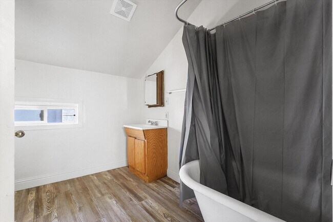 Building Photo - 1431 Linden St