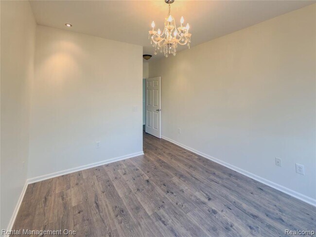 Building Photo - 5637 Twin Oaks Dr