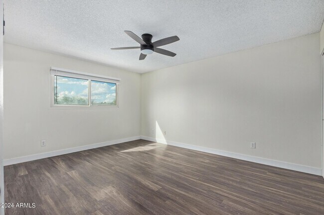 Building Photo - 4414 S Newberry Rd