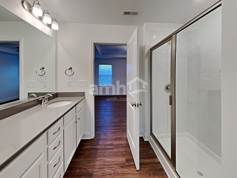 Building Photo - 104 Larragan Dr