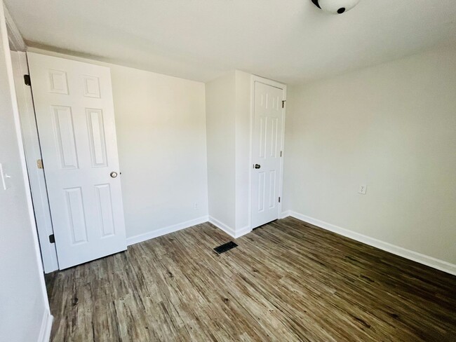 Building Photo - Completely remodeled 4 bedroom, 2 bath man...