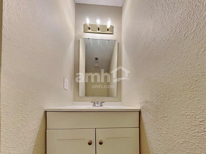 Building Photo - 13993 Meadow Lake Dr