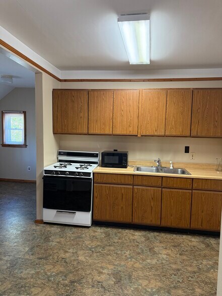 Building Photo - 466 Elm St