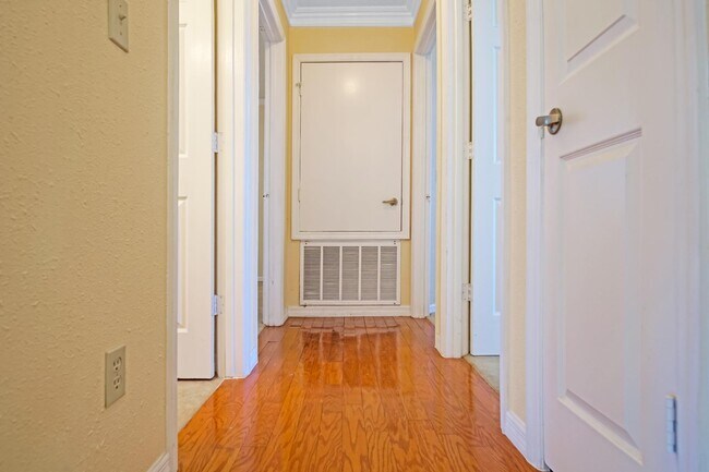 Building Photo - 458 Lytton Cir