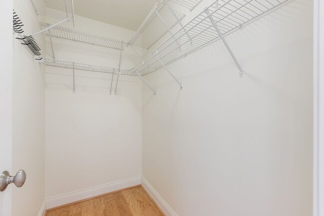 Building Photo - 450 W Briar Pl