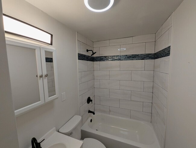 Building Photo - 6109 Evergreen Blvd