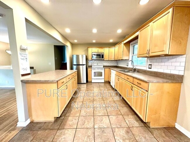 Building Photo - 5851 S 51st St