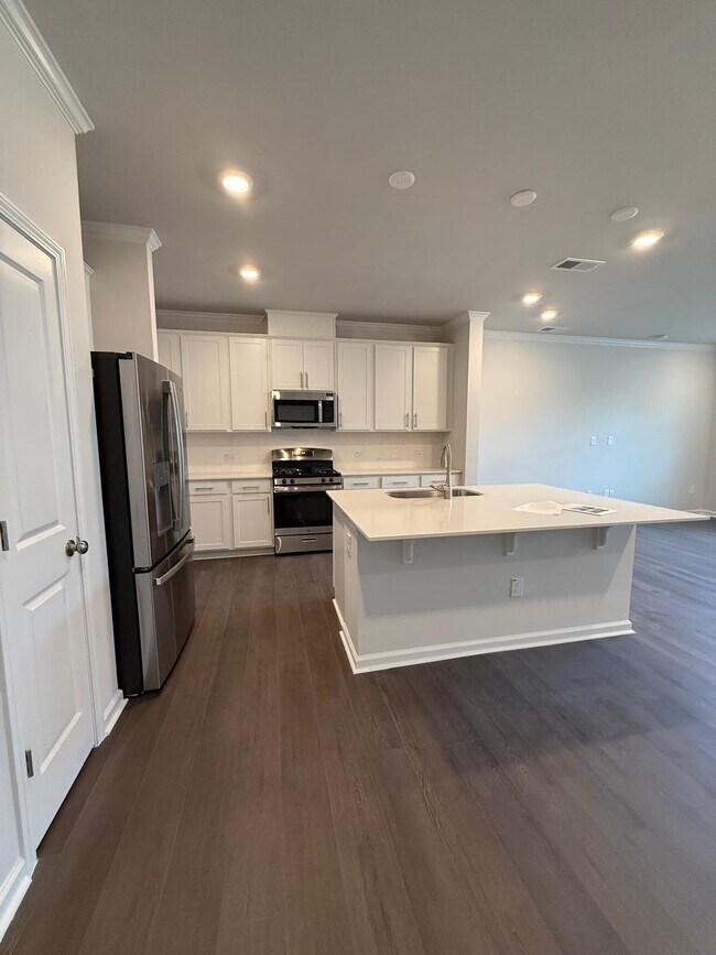 Building Photo - 5871 Woodlawn Dr