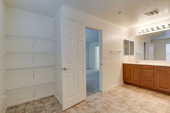 Building Photo - Charming 3-Bedroom Townhome in 89044 with Gated Porch, Walk-In Pantry & Spacious Primary Suite