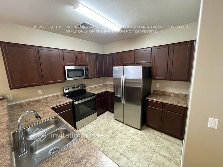 Building Photo - 10225 W Camelback Rd