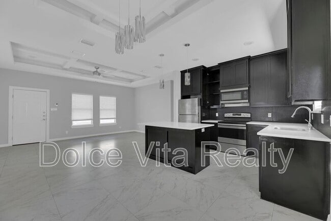 Building Photo - 1012 E la Cantera Ave