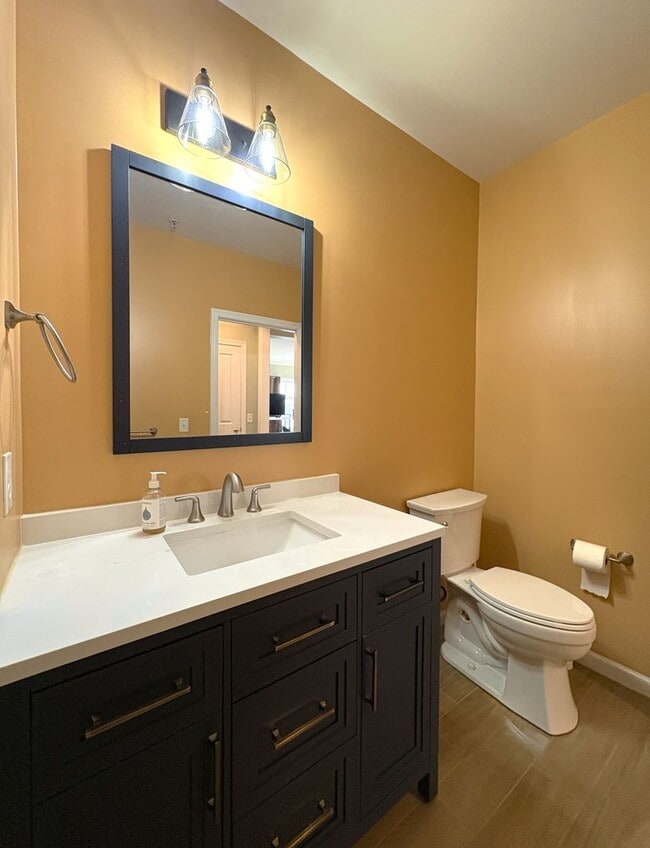 Building Photo - Spacious and Stylish 2 bedroom, 2 bath condo is desirable Coachman's Ridge complex