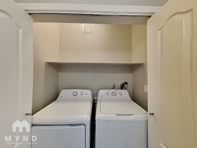 Building Photo - 900 Domnus Ln