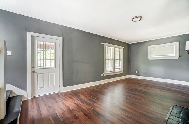 Building Photo - Spacious Three Bedroom in Dayton!