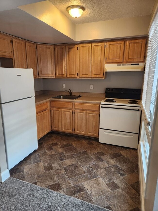 Building Photo - Spacious Two Bedroom Apartment Home Availa...