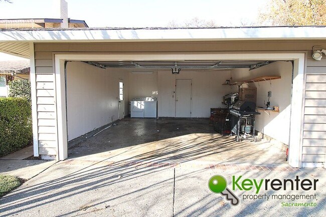 Building Photo - 2308 Rogue River Dr