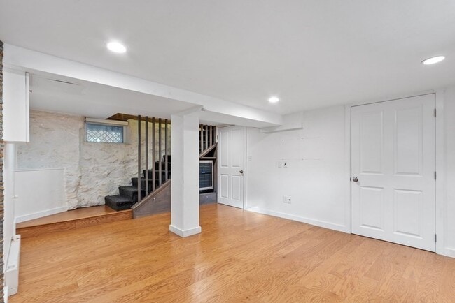 Building Photo - 270 Poplar St