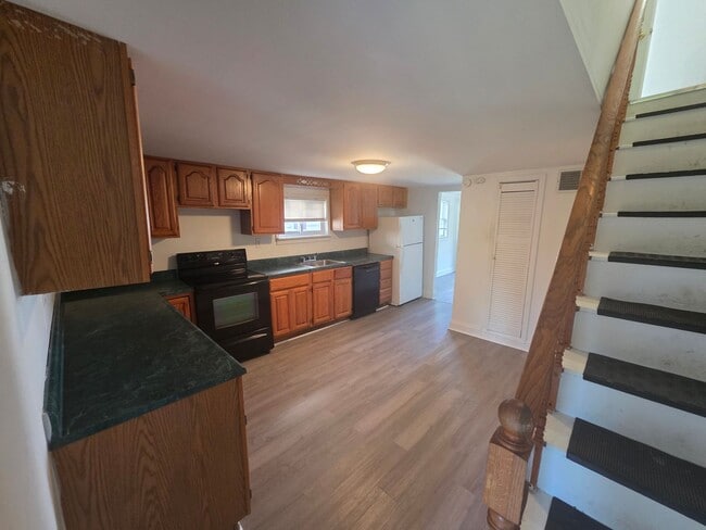 Building Photo - 47 Oakwood Ave