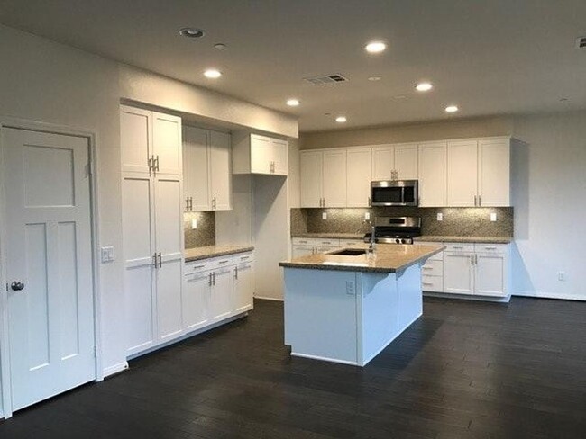 Building Photo - 3 bed, 2 1/2 bath 2 story townhome in Winn...