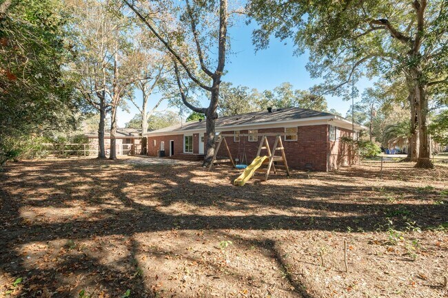 Building Photo - Peaceful Living in West Ashley!