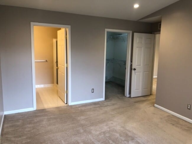 Building Photo - 51761 Adler Park Dr W